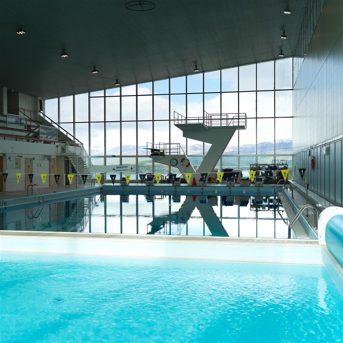 Bilde basseng og stupetårn Idrettens hus - Klikk for stort bilde