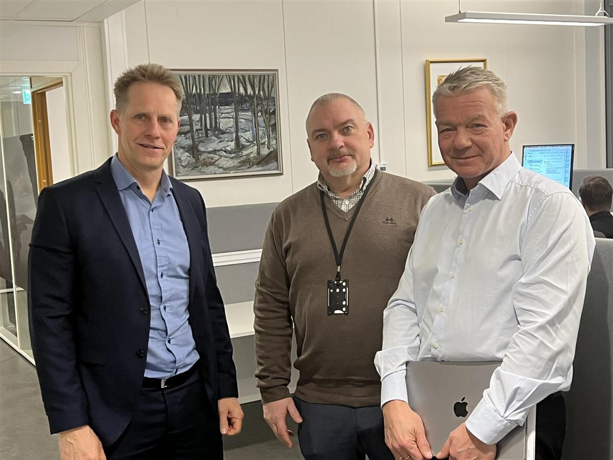 Bilde av Lars Norman Andersen, Lars Skjønnås og Rolf Lossius inne i kontorfellesskap på Narvik rådhus. De ser mot kamera. - Klikk for stort bilde