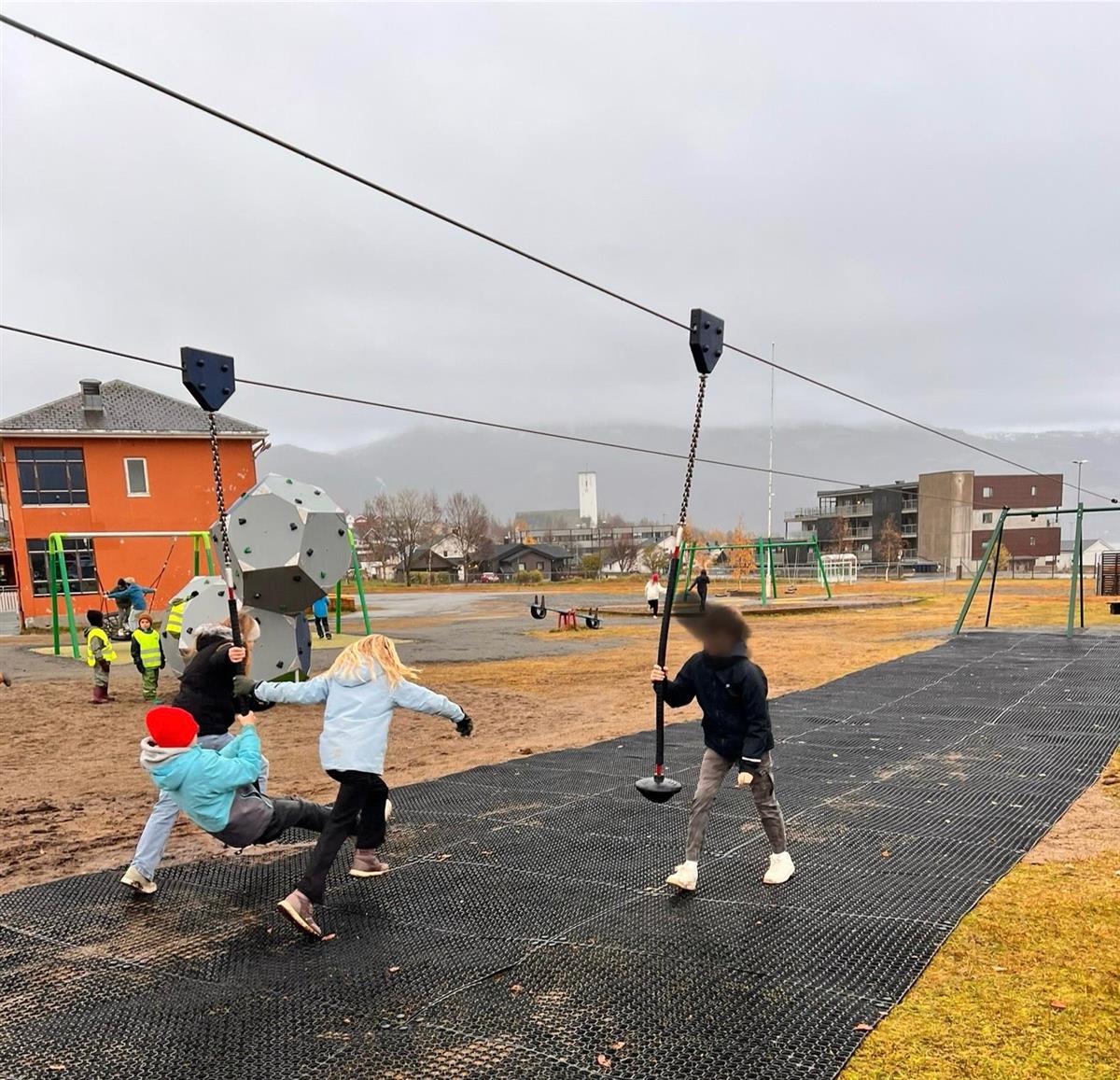 Ny lekeplass - Klikk for stort bilde