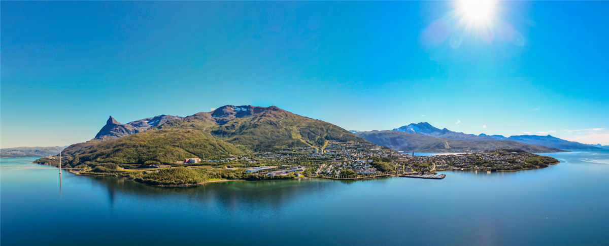 Luftfoto av Narvikhalvøya en solskinnsdag. - Klikk for stort bilde