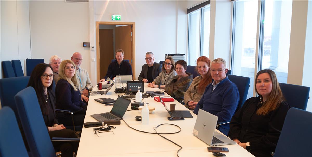 Ledelse og tillitsvalgte i Narvik kommune rundt et møtebord. - Klikk for stort bilde