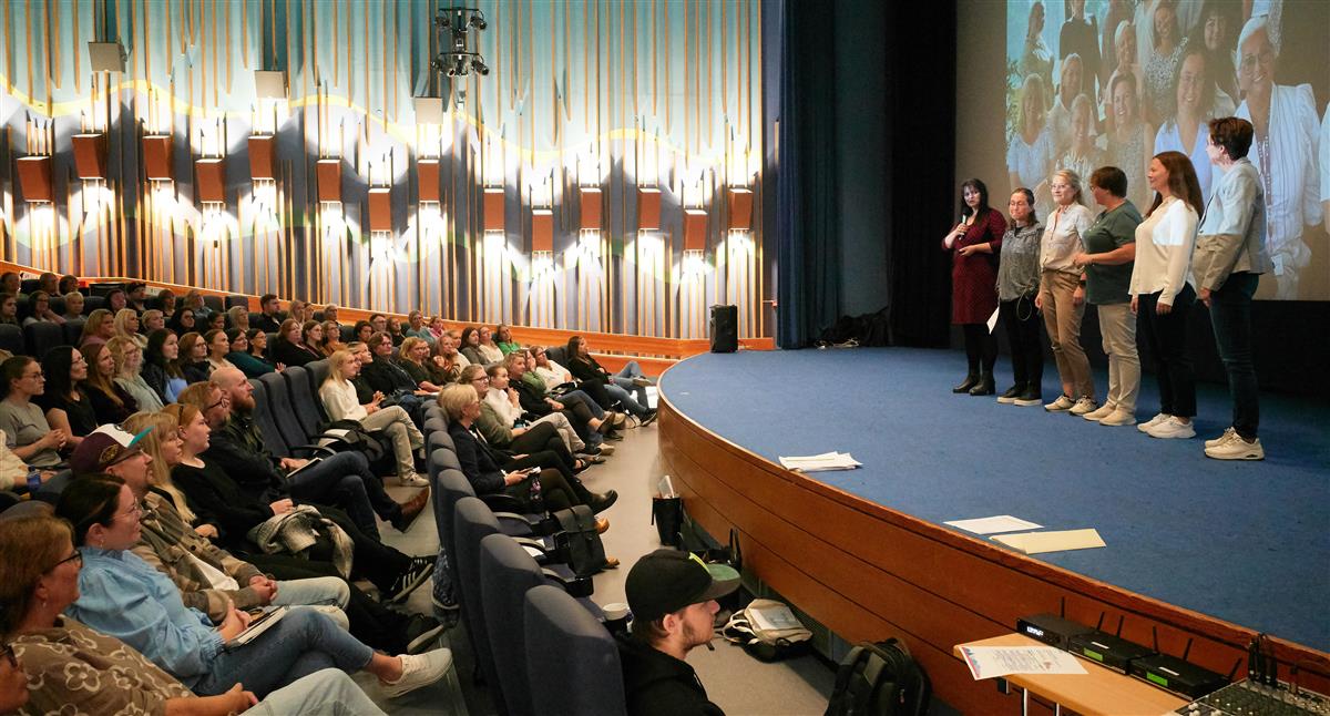 Bilde fra Ankeret kinosal på Aurora kino, da ansatte i Narvikbarnehagen hadde felles fagdag i forbindelse med forskningsprosjektet Sammen mot mobbing. - Klikk for stort bilde