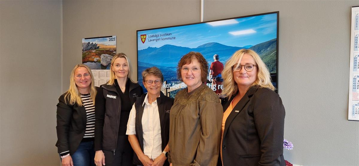 Kommunedirektør Karin Eriksen, daglig leder i Visit Narvik June Berg-Sollund, kontrollør Anne Dorte Carlsson, ordfører Hege Myrseth Rollmoen, og Ann-Hege Lund, prosjektleder Visit Narvik - Klikk for stort bilde
