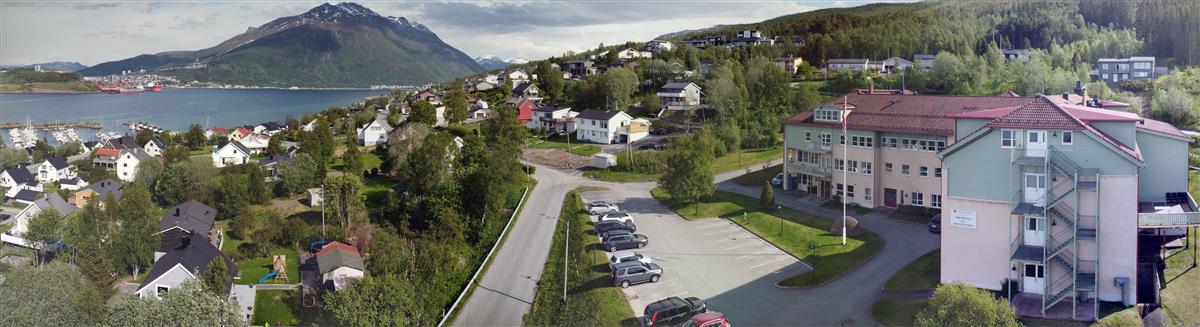 Luftfoto av Ankenes bo- og servicesenter. Bildet viser ABS til høyre, Ankenes i midten, og Fagernesfjellet og Ofotfjorden til venstre. - Klikk for stort bilde