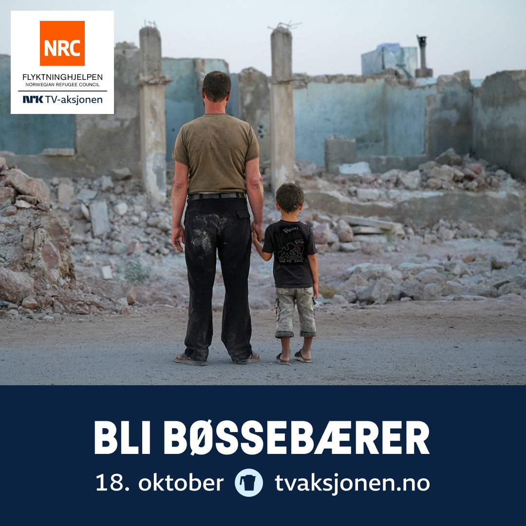 Plakat for TV-aksjonen 2026 med teksten Bli bøssebærer 18. oktober tvaksjonen.no - bildet viser en voksen og et arn med ryggen til foran ruiner av en bygning. Logoen til Flyktninghjelpen er øverst til venstre i bildet. - Klikk for stort bilde