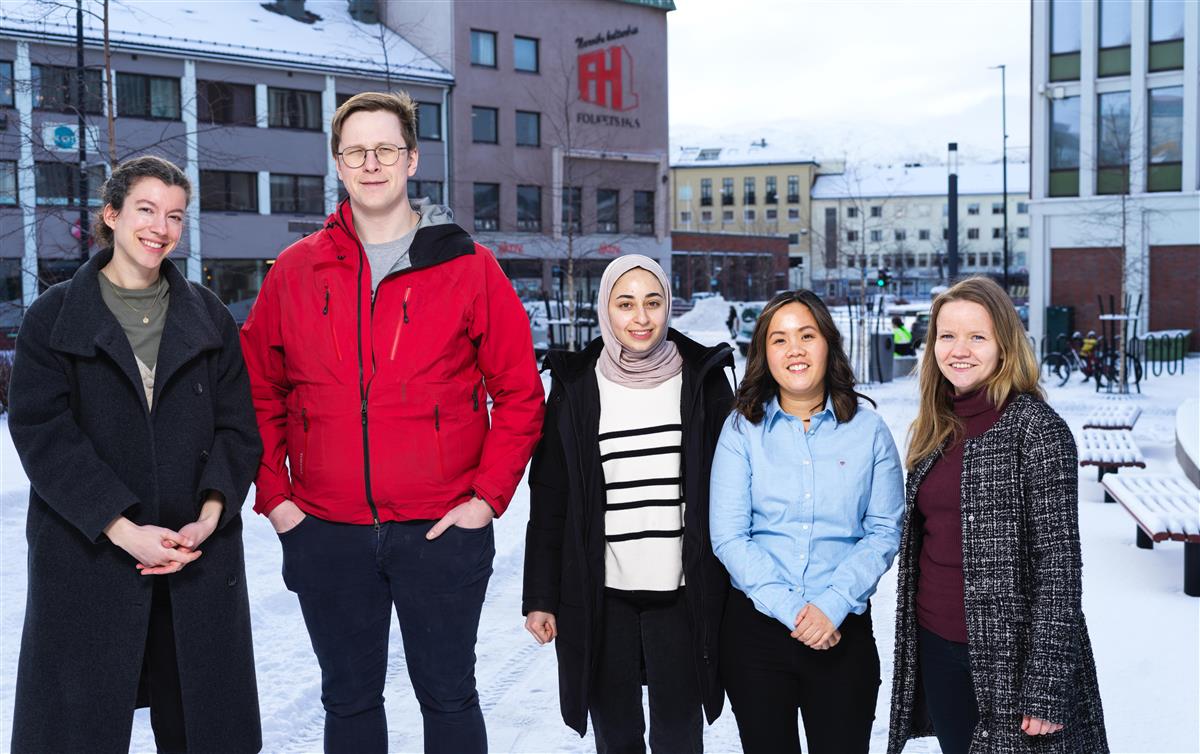Bilde av deler av det nye styret i LINK Narvik. Fra venstre: Ida, Torben, Ayah, Marita og Anette, inkludert flere som ikke kunne være med på bildet.  - Klikk for stort bilde