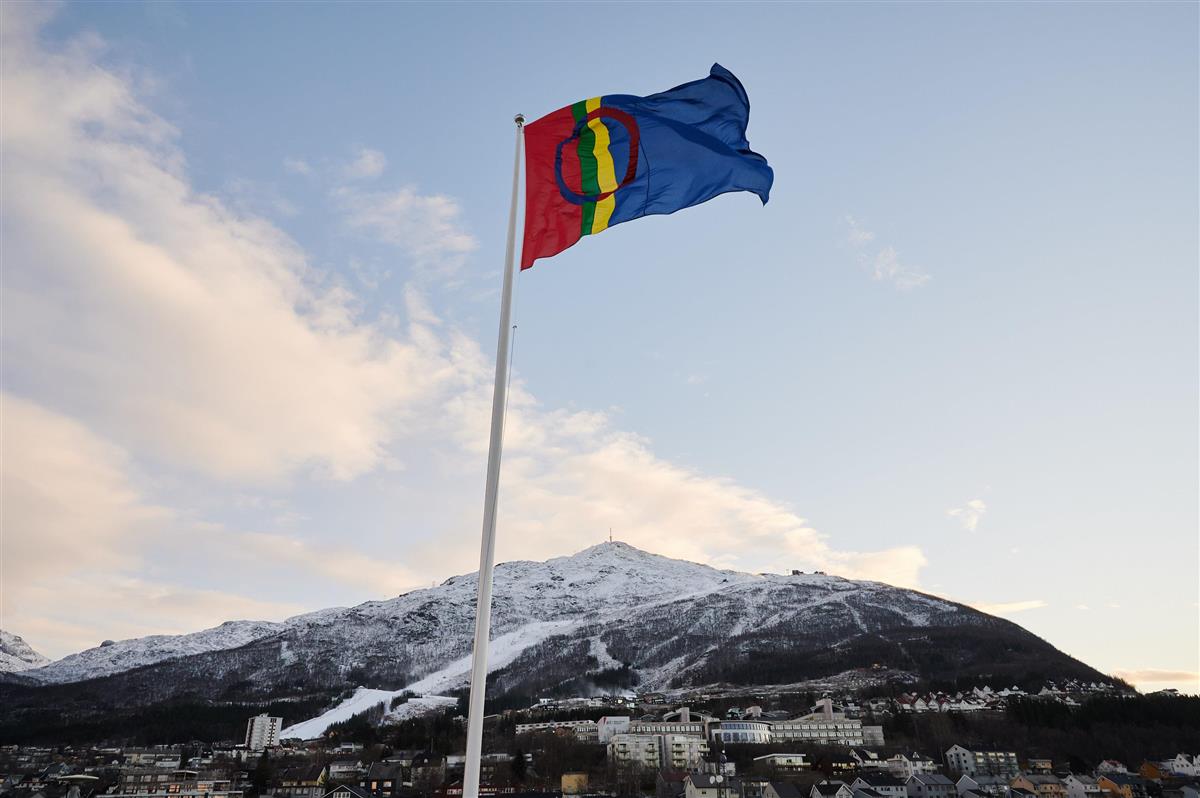 Samisk flagg på taket av rådhuset. Fagernesfjellet i bakgrunnen. - Klikk for stort bilde