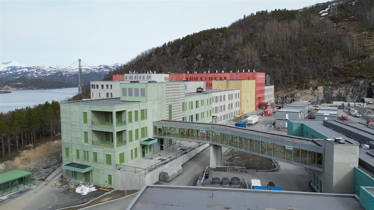 Luftfoto av helsehuset og nye UNN Narvik. - Klikk for stort bilde
