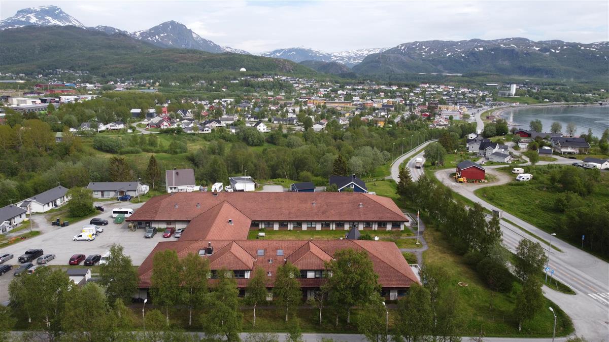 Luftfoto av Ellas Minne sykehjem i Bjerkvik. I bakgrunnen ser man bygda Bjerkvik. Til høyre er E6 gjennom Bjerkvik. - Klikk for stort bilde