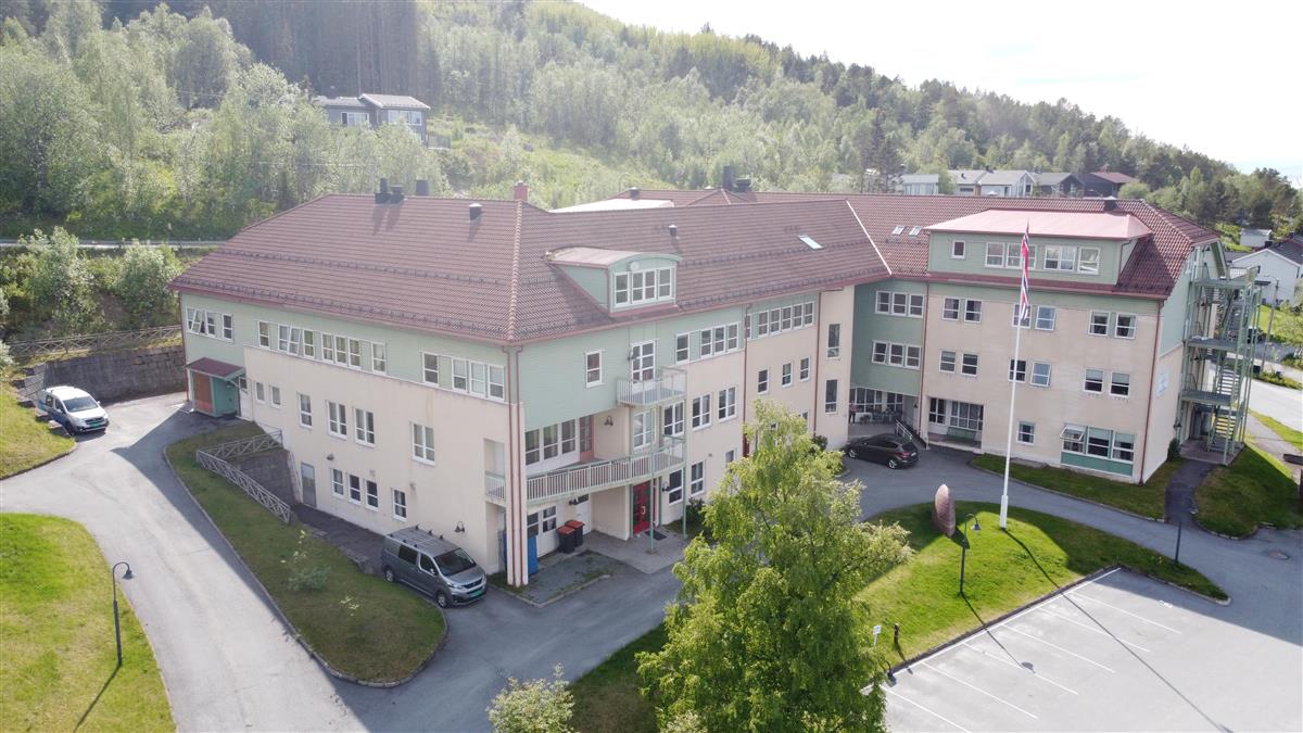 Luftfoto av Ankenes bo- og servicesenter. - Klikk for stort bilde