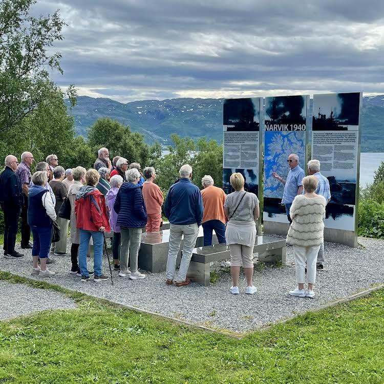 Bilde av deltakere på tilbud av aktivitetssenteret for eldre på et minnesmerke. - Klikk for stort bilde