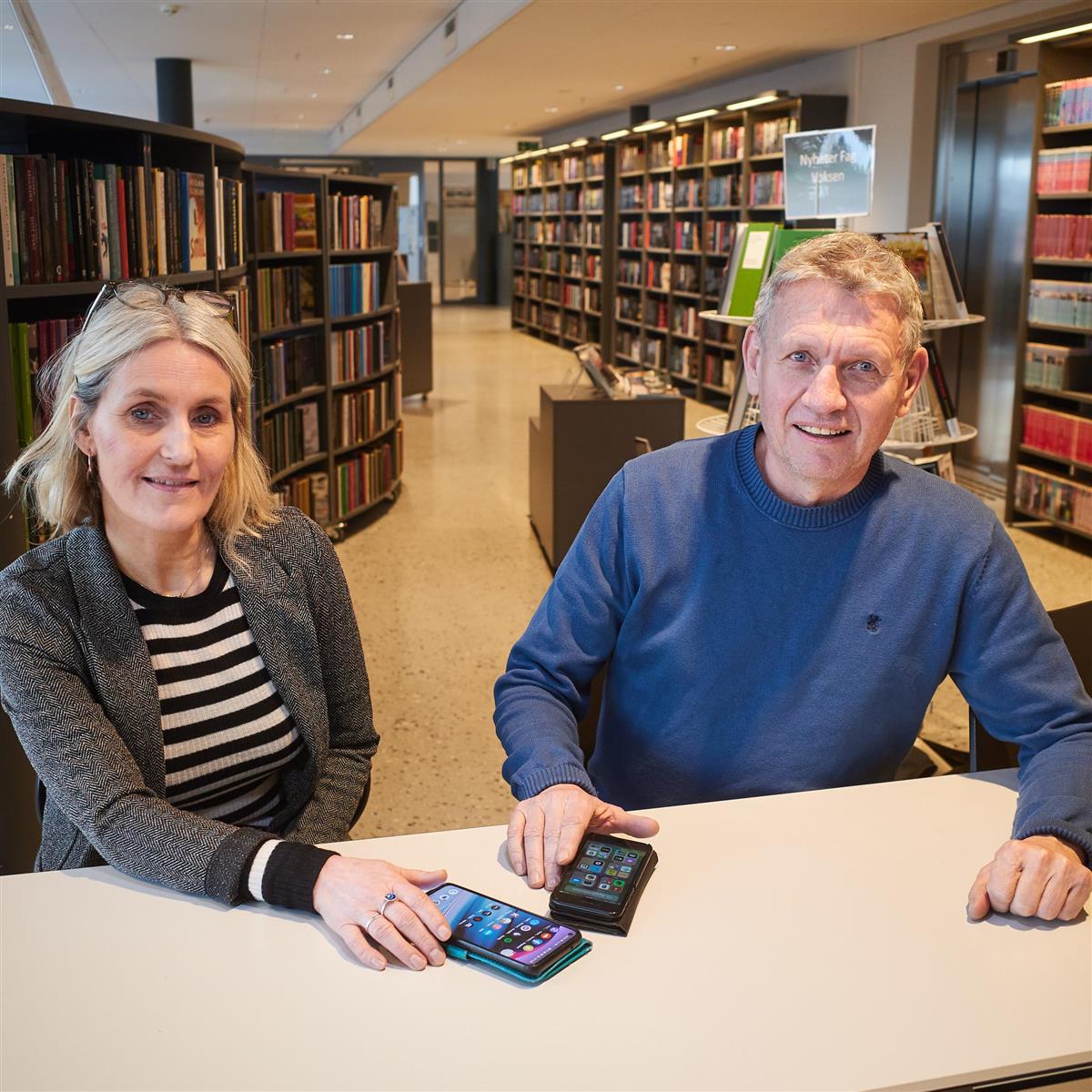 Biblioteksjef Marit Edvardsen og aktivitetsleder for eldre Stig Johnsen. Foto.  - Klikk for stort bilde