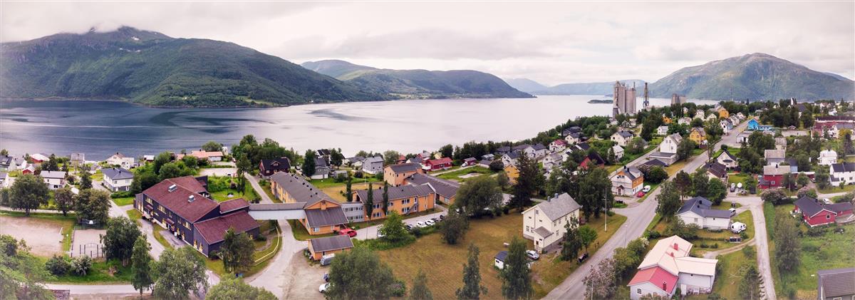 Luftfoto av Kjøpsvik omsorg. Bildet viser fjorden i bakgrunnen. - Klikk for stort bilde